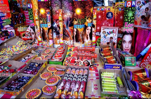 firecrackers were sold in every street : प्रशासन की गलती से जालंधर में गली-गली बिके पटाखे, क्या बदली जा सकती हैं पुलिस कमिश्नर firecrackers were sold in every street : प्रशासन की गलती से जालंधर में गली-गली बिके पटाखे, क्या बदली जा सकती हैं पुलिस कमिश्नर