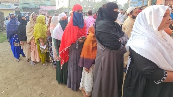 Bihar Assembly Elections : बिहार विधानसभा चुनाव में मतदान के दाैरान दो पक्ष भिड़े, बूथ पर हार्ट अटैक से मतदान कर्मी की माैत Bihar Assembly Elections : बिहार विधानसभा चुनाव में मतदान के दाैरान दो पक्ष भिड़े, बूथ पर हार्ट अटैक से मतदान कर्मी की माैत