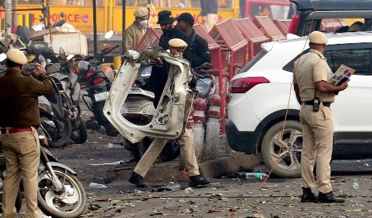 Delhi blast : दिल्ली विस्फोट मामला: कुलगाम से एक और डॉक्टर गिरफ्तार Delhi blast : दिल्ली विस्फोट मामला: कुलगाम से एक और डॉक्टर गिरफ्तार