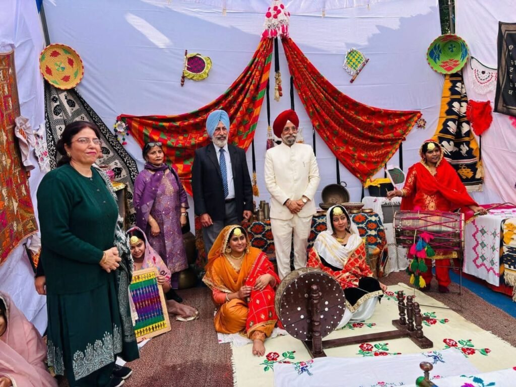 Folk Art Exhibition : HMV ने गुरु नानक देव विश्वविद्यालय में आयोजित लोक कला प्रदर्शनी में लिया भाग