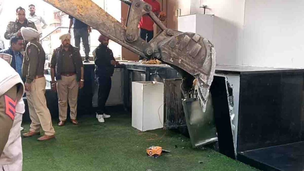 Action on Bansal Sweets Shop : शहर की प्रतिष्ठित दुकान पर चला नगर निगम का पीला पंजा, तोडा अवैध निर्माण