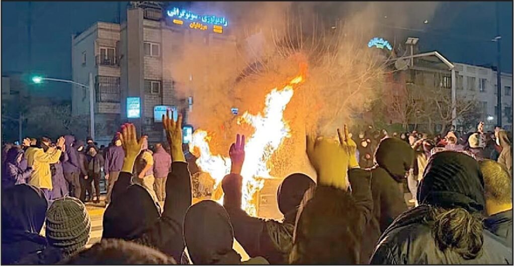 war in Iran : अमेरिका–ईरान टकराव खतरनाक मोड़ पर: ट्रंप की धमकियों से मध्य-पूर्व में युद्ध का साया, भारतीयों को ईरान छोड़ने की सलाह