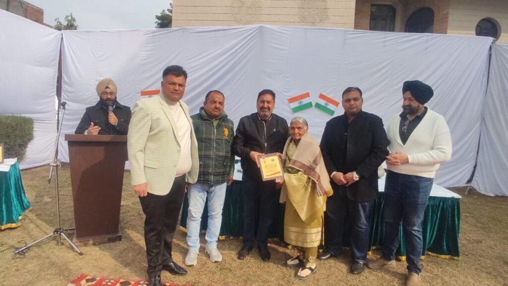 Republic Day Celebration : विंडसर पार्क कॉलोनी में देशभक्ति के रंग में रंगा 77वाँ गणतंत्र दिवस, वरिष्ठ नागरिक हुए सम्मानित 2 IMG 20260127 WA0038 IMG 20260127 WA0038 Republic Day Celebration