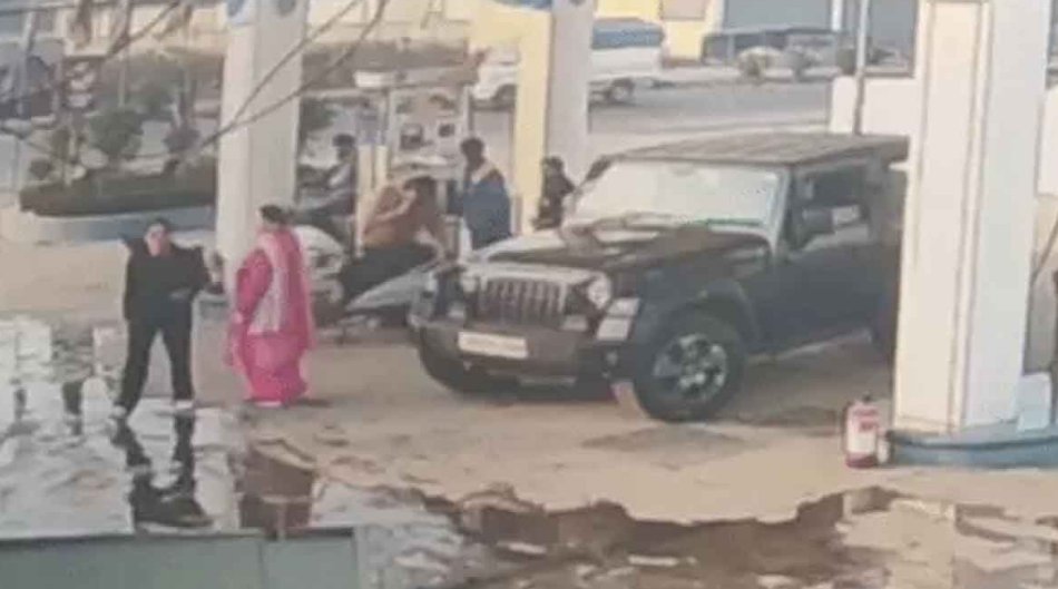 Woman’s hooliganism at petrol pump : जालंधर के पेट्रोल पंप पर महिला की गुंडागर्दी, कर्मचारी पर हमला कर फोन और नकदी लेकर फरार Woman’s hooliganism at petrol pump : जालंधर के पेट्रोल पंप पर महिला की गुंडागर्दी, कर्मचारी पर हमला कर फोन और नकदी लेकर फरार