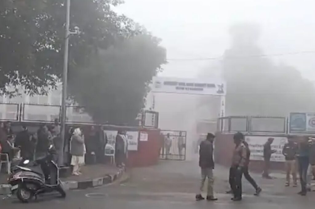 Chandigarh school bomb threat : चंडीगढ़ के 5 बड़े स्कूलों को बम से उड़ाने की धमकी, ई-मेल से मचा हड़कंप; बच्चे सुरक्षित निकाले गए Chandigarh school bomb threat : चंडीगढ़ के 5 बड़े स्कूलों को बम से उड़ाने की धमकी, ई-मेल से मचा हड़कंप; बच्चे सुरक्षित निकाले गए