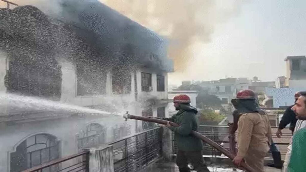 Ludhiana Goyal hosiery factory fire : फैक्ट्री में लगी भीषण आग, तीन मंजिला इमारत जलकर खाक, लाखों का नुकसान