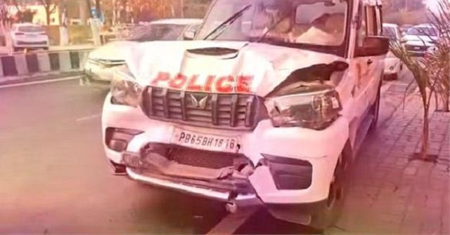 Prisoners Escaped with Police Car : फ़िल्मी अंदाज में पुलिस को जंजीरों से बांध कर 3 कैदी गाड़ी लेकर हुए फरार, पर… Prisoners Escaped with Police Car : फ़िल्मी अंदाज में पुलिस को जंजीरों से बांध कर 3 कैदी गाड़ी लेकर हुए फरार, पर…