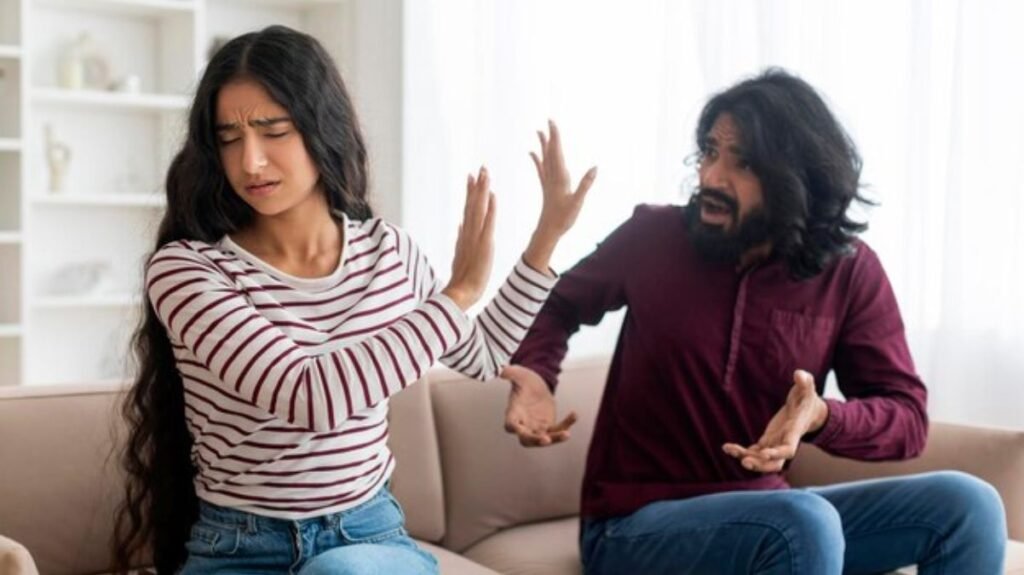 Marriage Relationship Tips : पति-पत्नी के रिश्ते में न करें ये 5 बड़ी गलतियां, वरना बढ़ सकती है दूरियां