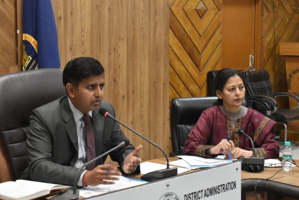 Public-Policy Internship Program : डिप्टी कमिश्नर ने पब्लिक-पॉलिसी इंटर्नशिप प्रोग्राम के तहत इंटर्न्स की कार्यप्रदर्शन की समीक्षा की