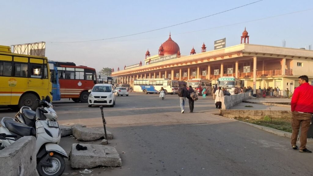 Bharat Bandh Effect : भारत बंद का शहर के अंदरूनी बजारों में नहीं दिखा असर, युनियनो ने किया समर्थन : 80% सरकारी बसें ठप, स्कूलों में मिड डे मील भी प्रभावित 2 bharat Bandh Effect 2 bharat Bandh Effect 2 bharat Bandh Effect
