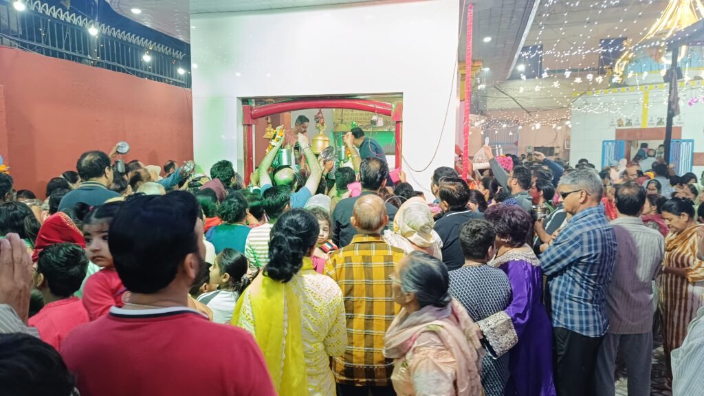 Ashtami Mela at Sheetla Mata Mandir : जालंधर के माई हीरा गेट स्थित शीतला माता मंदिर में उमड़ी भारी भीड़, अव्यवस्था के बीच धक्का-मुक्की Ashtami Mela at Sheetla Mata Mandir : जालंधर के माई हीरा गेट स्थित शीतला माता मंदिर में उमड़ी भारी भीड़, अव्यवस्था के बीच धक्का-मुक्की