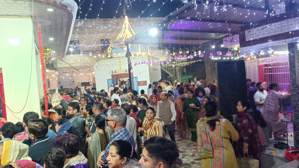 Ashtami Mela at Sheetla Mata Mandir : जालंधर के माई हीरा गेट स्थित शीतला माता मंदिर में उमड़ी भारी भीड़, अव्यवस्था के बीच धक्का-मुक्की 4 IMG 20260310 060724 IMG 20260310 060724 Ashtami Mela at Sheetla Mata Mandir