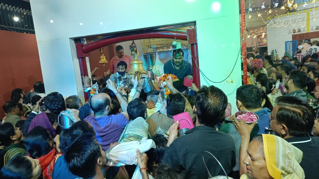 Ashtami Mela at Sheetla Mata Mandir : जालंधर के माई हीरा गेट स्थित शीतला माता मंदिर में उमड़ी भारी भीड़, अव्यवस्था के बीच धक्का-मुक्की 5 IMG 20260310 060736 IMG 20260310 060736 Ashtami Mela at Sheetla Mata Mandir