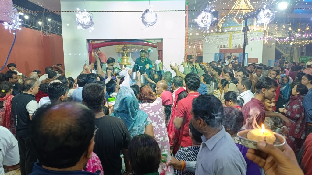 Ashtami Mela at Sheetla Mata Mandir : जालंधर के माई हीरा गेट स्थित शीतला माता मंदिर में उमड़ी भारी भीड़, अव्यवस्था के बीच धक्का-मुक्की 3 IMG 20260310 061059 IMG 20260310 061059 Ashtami Mela at Sheetla Mata Mandir