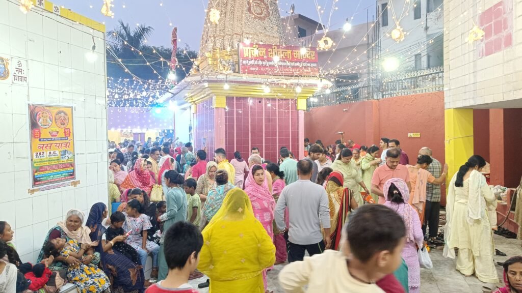 Ashtami Mela at Sheetla Mata Mandir : जालंधर के माई हीरा गेट स्थित शीतला माता मंदिर में उमड़ी भारी भीड़, अव्यवस्था के बीच धक्का-मुक्की 2 IMG 20260310 063139 IMG 20260310 063139 Ashtami Mela at Sheetla Mata Mandir