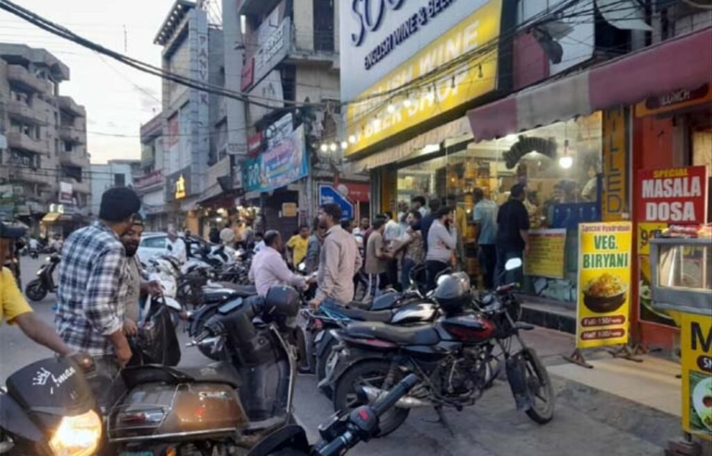 Liquor Sale Crowd : ठेकों पर उमड़ी बेकाबू भीड़, खुलेआम हो रही खरीद; व्यवस्था पर उठे गंभीर सवाल