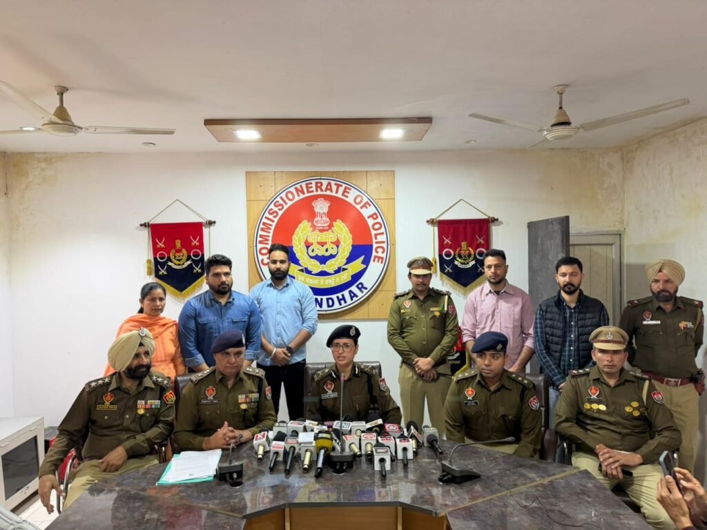 Jalandhar doctor house firing case accused arrested : डॉक्टर के घर पर गोली चलाने वाले 2 आरोपियों को कमिश्नरेट पुलिस ने किया गिरफ्तार, हथियार, मोटरसाइकिल और वारदात के दौरान पहने कपड़े बरामद Jalandhar doctor house firing case accused arrested : डॉक्टर के घर पर गोली चलाने वाले 2 आरोपियों को कमिश्नरेट पुलिस ने किया गिरफ्तार, हथियार, मोटरसाइकिल और वारदात के दौरान पहने कपड़े बरामद