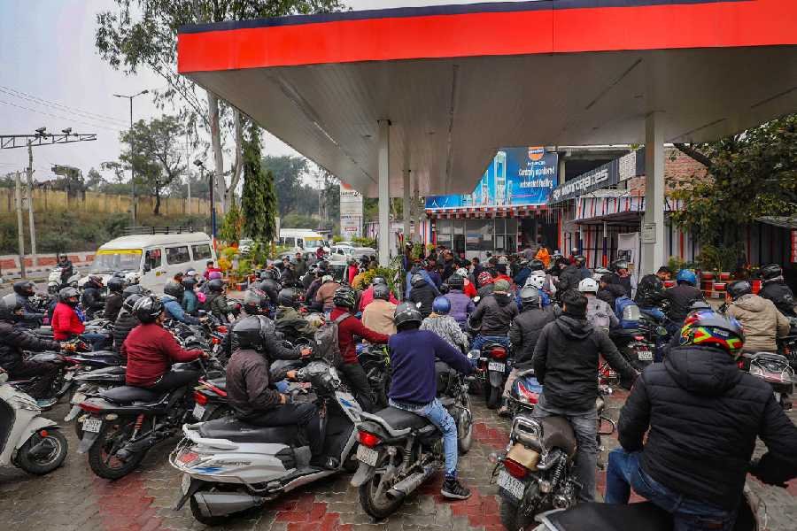 Notices Issued at Petrol Pumps : पंजाब में पेट्रोल-डीजल पर सख्ती बढ़ी: पंपों पर नोटिस जारी, लागू हुई नई पाबंदियां Notices Issued at Petrol Pumps : पंजाब में पेट्रोल-डीजल पर सख्ती बढ़ी: पंपों पर नोटिस जारी, लागू हुई नई पाबंदियां