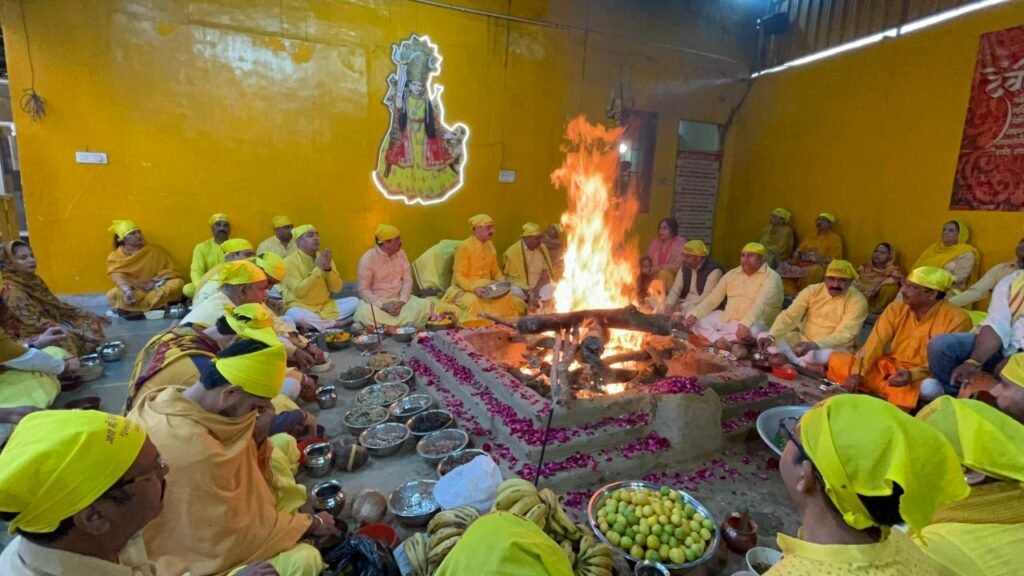 Hawan at Maa Baglamukhi Dham : दृष्टि बदले तो सृष्टि बदले — नवजीत भारद्वाज