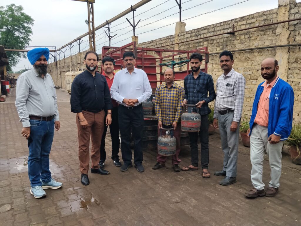 LPG Cylinder Distribution : जालंधर में प्रवासी मजदूरों को 5 किलोग्राम के एफ.टी.एल. एल.पी.जी. सिलेंडर करवाए गए उपलब्ध 