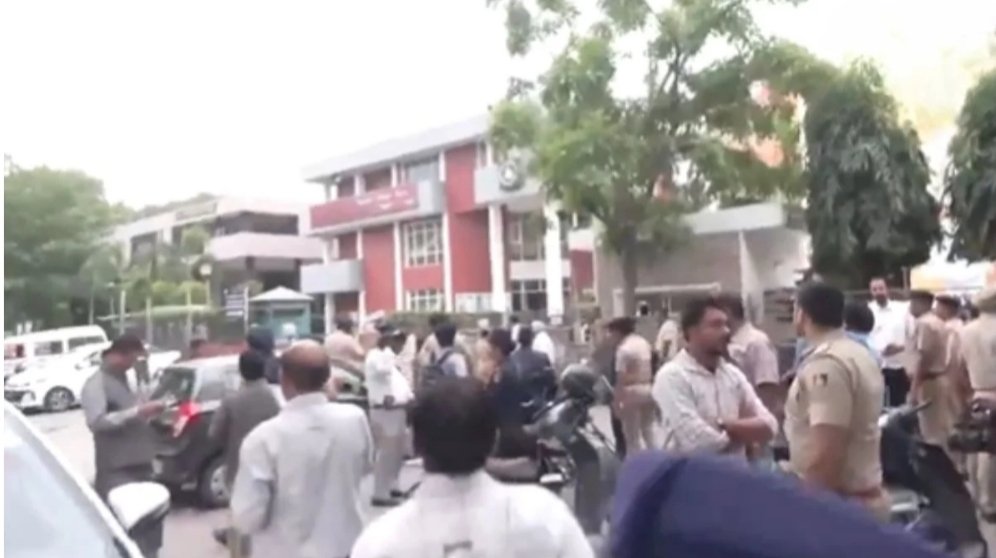 BJP Office Blast Chandigarh : पंजाब भाजपा मुख्यालय पर बम से हमला, ब्लास्ट के बाद इलाके में दहशत का माहौल 2 IMG 20260401 215556 IMG 20260401 215556 BJP Office Blast Chandigarh