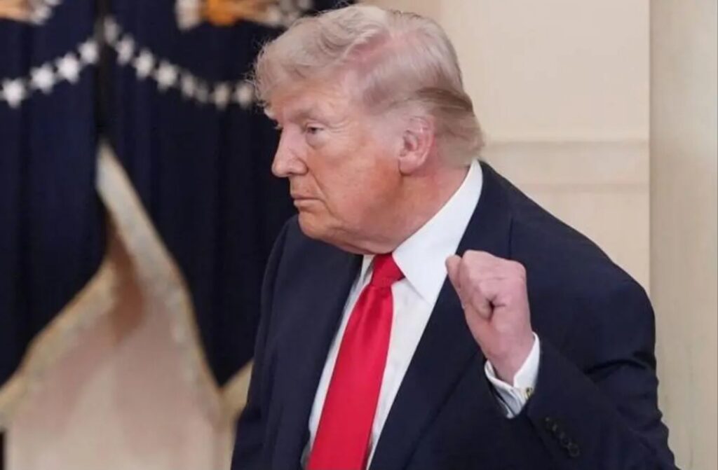 Donald Trump Controversy : ईरान पर विवादित पोस्ट करने के बाद फसे ट्रंप, 25वां संशोधन लागू करने की उठी मांग, जा सकती है राष्ट्रपति की कुर्सी Donald Trump Controversy : ईरान पर विवादित पोस्ट करने के बाद फसे ट्रंप, 25वां संशोधन लागू करने की उठी मांग, जा सकती है राष्ट्रपति की कुर्सी