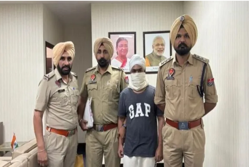 Kamal Bhabhi Murder Case : ‘कमल भाभी’ मर्डर केस में बड़ी कार्रवाई: मुख्य आरोपी यूएई से डिपोर्ट, दिल्ली एयरपोर्ट से गिरफ्तार Kamal Bhabhi Murder Case : ‘कमल भाभी’ मर्डर केस में बड़ी कार्रवाई: मुख्य आरोपी यूएई से डिपोर्ट, दिल्ली एयरपोर्ट से गिरफ्तार