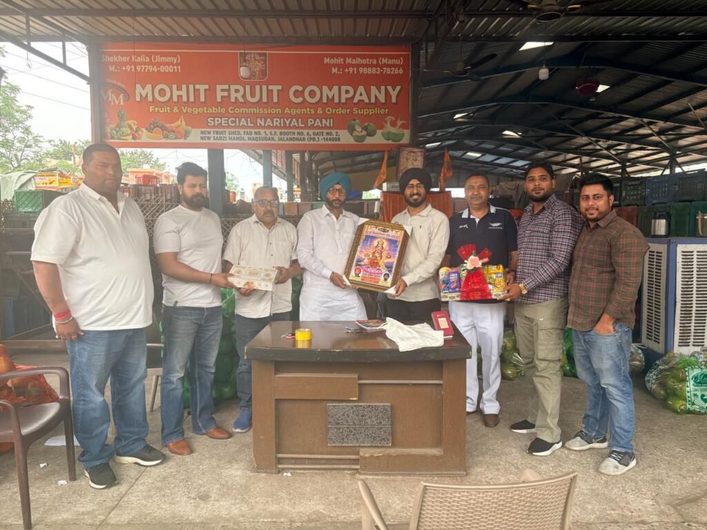 Jagran Invitation : 23वें विशाल जागरण के संबंध में काउंसलर मनजीत सिंह टीटू द्वारा सब्जी मंडी और फ्रूट मंडी के पदाधिकारियों को निमंत्रण Jagran Invitation : 23वें विशाल जागरण के संबंध में काउंसलर मनजीत सिंह टीटू द्वारा सब्जी मंडी और फ्रूट मंडी के पदाधिकारियों को निमंत्रण