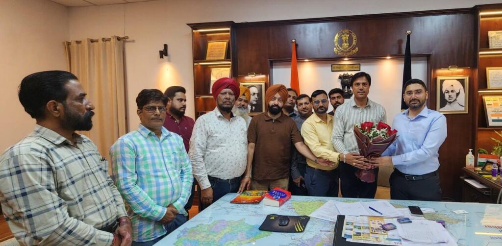 Jalandhar New DC Varjeet Walia : पत्रकारों की प्रसिद्ध संस्था Digital Media Association (DMA) ने फूलों का गुलदस्ता भेंट कर जालंधर के नए डिप्टी कमिश्नर IAS Varjeet Walia का किया स्वागत