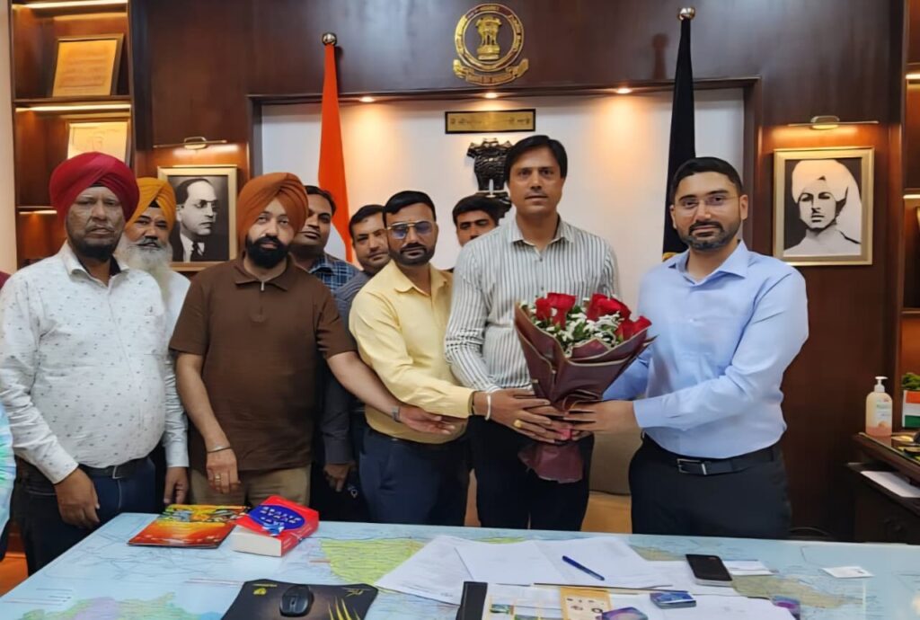 Jalandhar New DC Varjeet Walia : पत्रकारों की प्रसिद्ध संस्था Digital Media Association (DMA) ने फूलों का गुलदस्ता भेंट कर जालंधर के नए डिप्टी कमिश्नर IAS Varjeet Walia का किया स्वागत 1 WhatsApp Image 2026 04 23 at 5.08.13 PM1 WhatsApp Image 2026 04 23 at 5.08.13 PM1 Jalandhar New DC Varjeet Walia