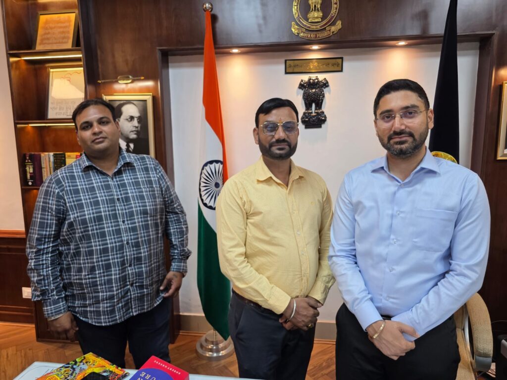 Jalandhar New DC Varjeet Walia : पत्रकारों की प्रसिद्ध संस्था Digital Media Association (DMA) ने फूलों का गुलदस्ता भेंट कर जालंधर के नए डिप्टी कमिश्नर IAS Varjeet Walia का किया स्वागत 2 WhatsApp Image 2026 04 23 at 5.08.44 PM WhatsApp Image 2026 04 23 at 5.08.44 PM Jalandhar New DC Varjeet Walia