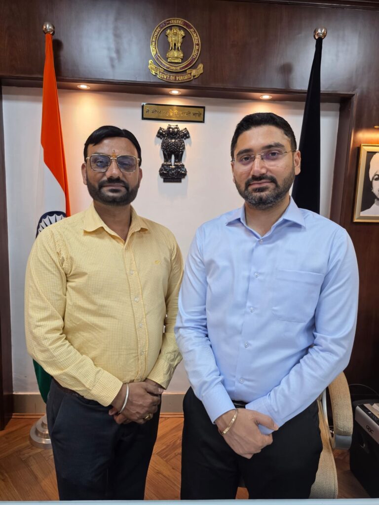 Jalandhar New DC Varjeet Walia : पत्रकारों की प्रसिद्ध संस्था Digital Media Association (DMA) ने फूलों का गुलदस्ता भेंट कर जालंधर के नए डिप्टी कमिश्नर IAS Varjeet Walia का किया स्वागत 3 WhatsApp Image 2026 04 23 at 5.08.45 PM WhatsApp Image 2026 04 23 at 5.08.45 PM Jalandhar New DC Varjeet Walia