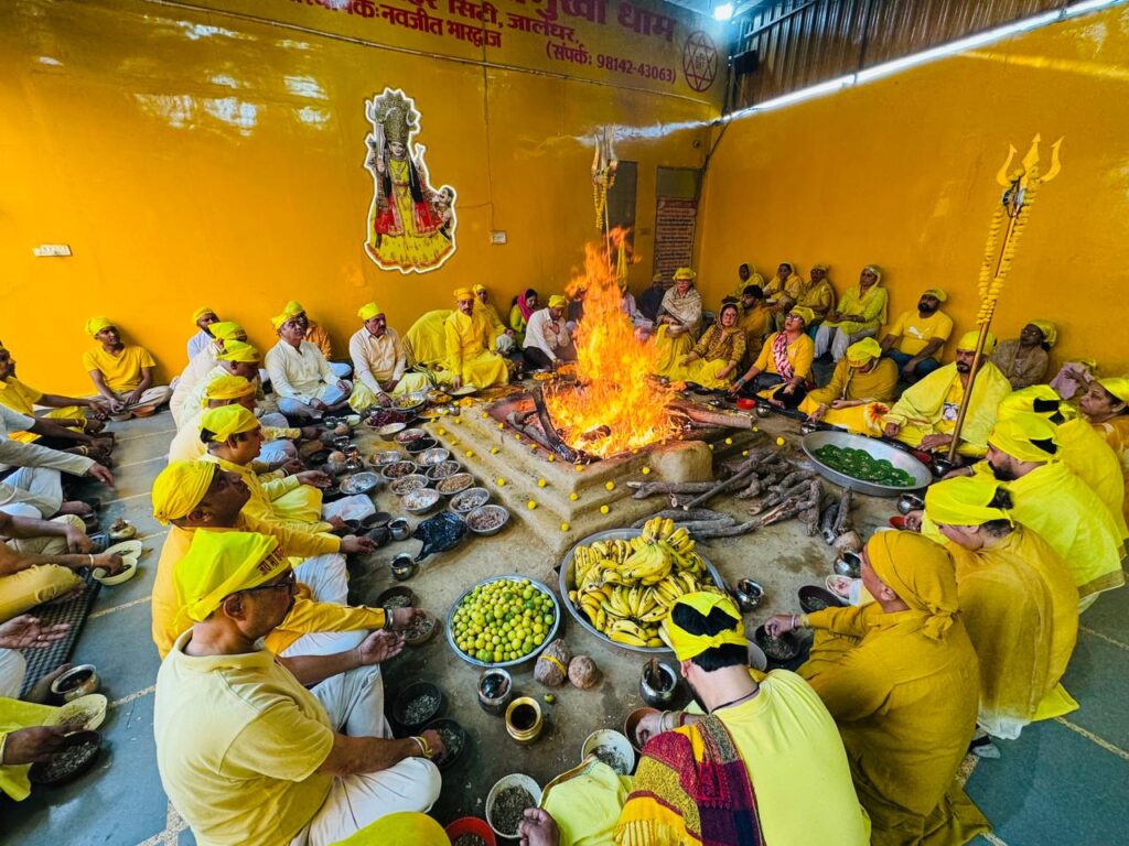 Maa Baglamukhi Dham Hawan : जीवन को यज्ञ बनाओ और अच्छे कर्मों को आहुति – नवजीत भारद्वाज