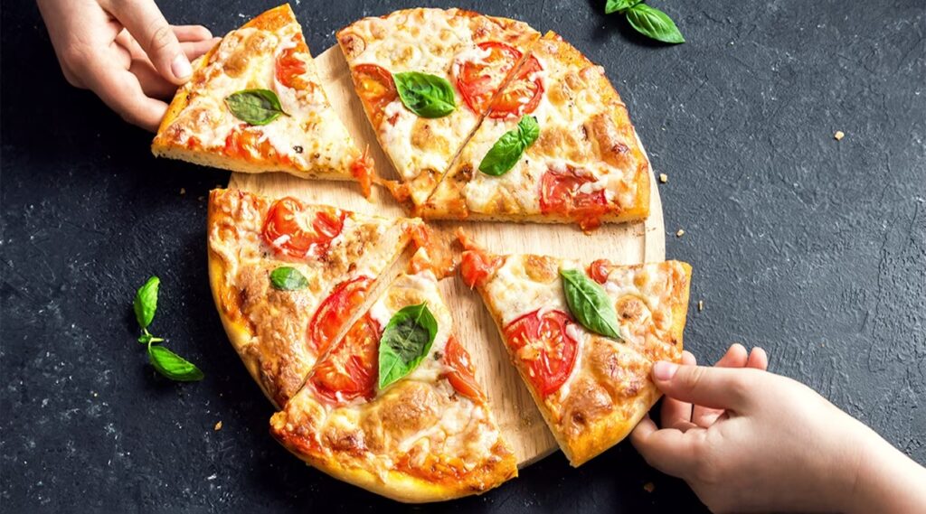 Pizza Life Lesson : पिज़्ज़ा से सीख: जिंदगी की असली सच्चाई समझाने वाला अनोखा संदेश
