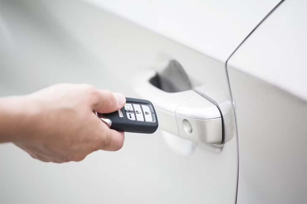 Car Security Tips : Keyless Entry कार है तो हो जाएं सावधान! मिनटों में गाड़ी गायब कर रहे चोर, ऐसे काम करता है ‘Relay Attack’