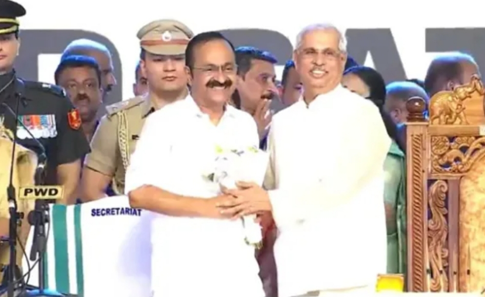 Kerala New Chief Minister : केरल में बदला सत्ता का समीकरण! बने नए मुख्यमंत्री, 10 साल बाद सत्ता में लौटी कांग्रेस Kerala New Chief Minister : केरल में बदला सत्ता का समीकरण! बने नए मुख्यमंत्री, 10 साल बाद सत्ता में लौटी कांग्रेस