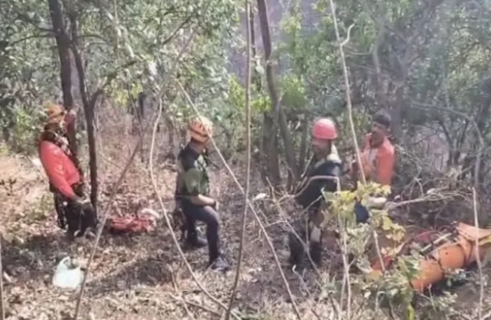 Mahabaleshwar Road Accident : मौत का मंजर! 800 फीट गहरी खाई में गिरी स्कॉर्पियो, 8 युवकों की दर्दनाक मौत; रस्सियों के सहारे निकाले जा रहे शव Mahabaleshwar Road Accident : मौत का मंजर! 800 फीट गहरी खाई में गिरी स्कॉर्पियो, 8 युवकों की दर्दनाक मौत; रस्सियों के सहारे निकाले जा रहे शव