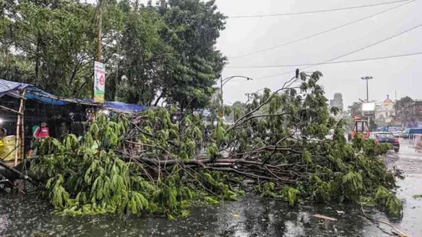 Weather Update : मौसम का कहर: आंधी-बारिश और वज्रपात से 47 से ज्यादा मौतें, कई राज्यों में भारी तबाही Weather Update : मौसम का कहर: आंधी-बारिश और वज्रपात से 47 से ज्यादा मौतें, कई राज्यों में भारी तबाही