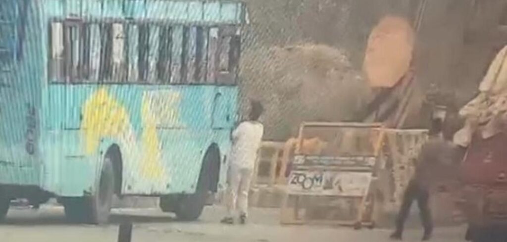 Ladowal Toll Plaza Illegal Collection : लाडोवाल टोल प्लाजा पर हथियारबंद युवकों का हंगामा, हॉकी-डंडों के दम पर की अवैध वसूली; NHAI ने मांगी कार्रवाई