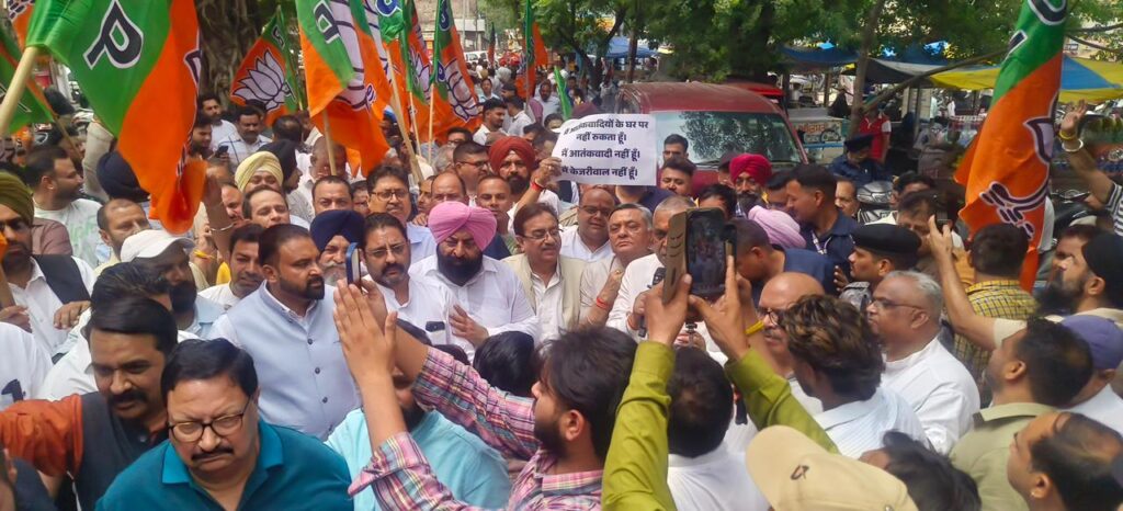 BJP Protest March Against Punjab Govt. : भाजपा ने भगवंत मान पंजाब सरकार के खिलाफ सुशील शर्मा के नेतृत्व मे विशाल रोष मार्च निकाला 4 WhatsApp Image 2026 05 08 at 4.24.49 PM WhatsApp Image 2026 05 08 at 4.24.49 PM BJP Protest March Against Punjab Govt.