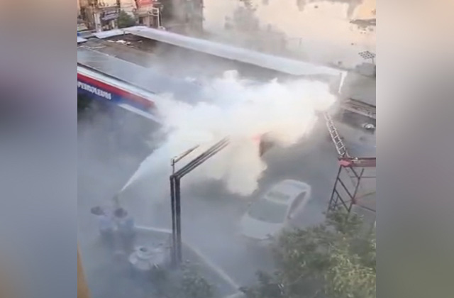Jalandhar Petrol Pump Fire : मिट्ठू बस्ती के HP Petrol Pump में लगी आग, इलाके में मचा हड़कंप Jalandhar Petrol Pump Fire : मिट्ठू बस्ती के HP Petrol Pump में लगी आग, इलाके में मचा हड़कंप