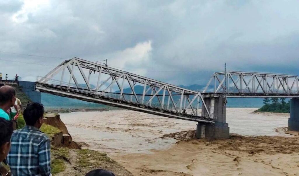Assam Flood : बारिश का कहर! बाढ़ में बहा 300 मीटर लंबा पुल, सड़कें धंसीं; हजारों लोग प्रभावित Assam Flood : बारिश का कहर! बाढ़ में बहा 300 मीटर लंबा पुल, सड़कें धंसीं; हजारों लोग प्रभावित