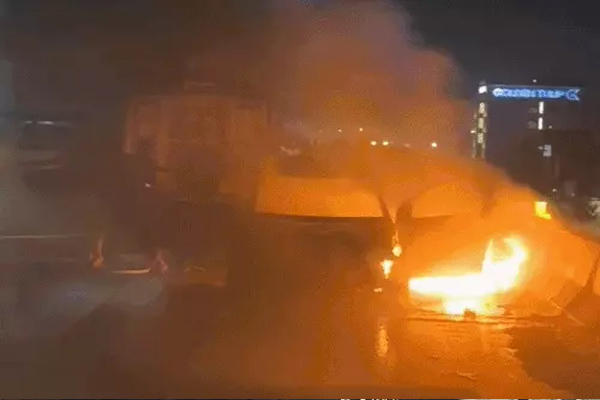 Jalandhar Car Fire : चलती कार बनी आग का गोला! फ्लाईओवर पर मचा हड़कंप, बाल-बाल बची दंपती की जान Jalandhar Car Fire : चलती कार बनी आग का गोला! फ्लाईओवर पर मचा हड़कंप, बाल-बाल बची दंपती की जान