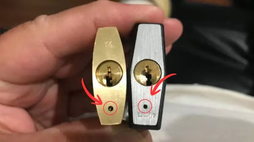 Lock Maintenance Tips : ताले के नीचे छोटा सा छेद क्यों होता है? जानिए इसके पीछे छिपा है बड़ा वैज्ञानिक कारण Lock Maintenance Tips : ताले के नीचे छोटा सा छेद क्यों होता है? जानिए इसके पीछे छिपा है बड़ा वैज्ञानिक कारण