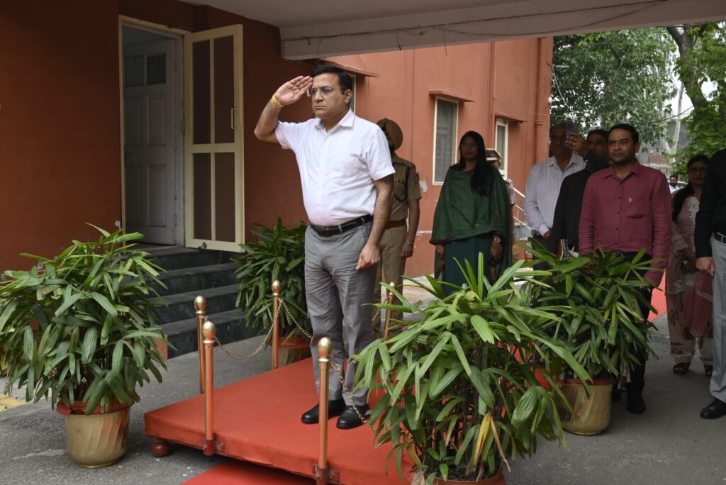 New Commissioner of Jalandhar : जालंधर मंडल को मिला नया कार्यवाहक कमिश्नर, IAS विनय बुबलानी ने संभाली बड़ी जिम्मेदारी New Commissioner of Jalandhar : जालंधर मंडल को मिला नया कार्यवाहक कमिश्नर, IAS विनय बुबलानी ने संभाली बड़ी जिम्मेदारी
