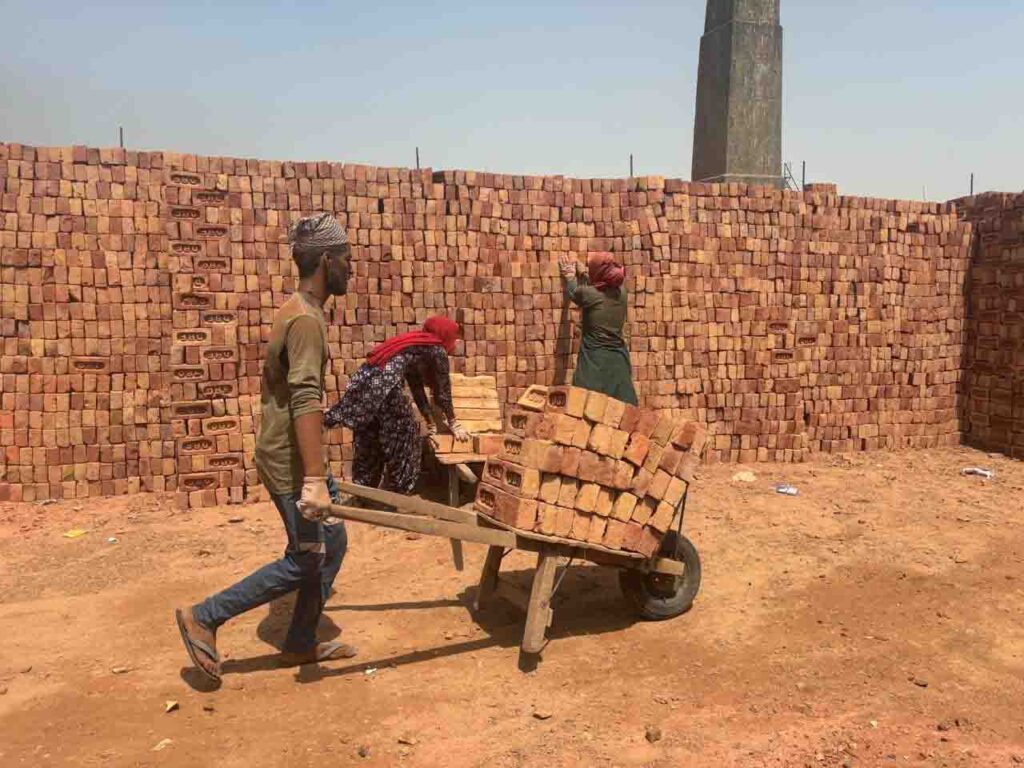 Brick Price Hike : महंगाई की मार से घर बनाना हुआ और महंगा, ईंटों की बढ़ती कीमतों ने बढ़ाई लोगों की चिंता Brick Price Hike : महंगाई की मार से घर बनाना हुआ और महंगा, ईंटों की बढ़ती कीमतों ने बढ़ाई लोगों की चिंता
