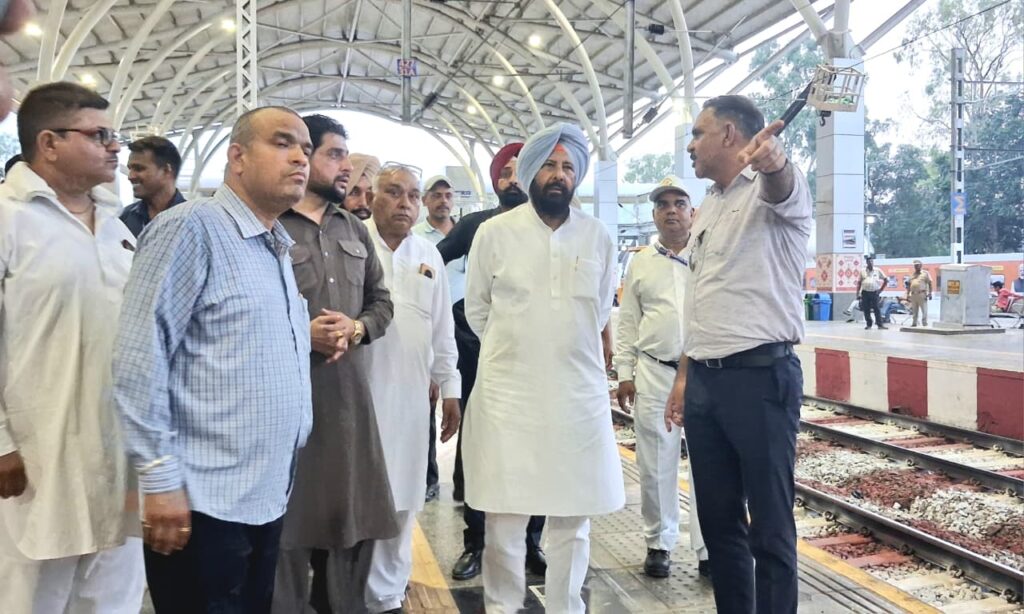 Punjab BJP President Visited at Jalandhar Cantt Station: पंजाब भाजपा प्रधान ढिल्लों ने लिया प्रधानमंत्री के जालंधर दौरे की तैयारियों का जायजा, रेलवे स्टेशन और रैली स्थल का किया निरीक्षण Punjab BJP President Visited at Jalandhar Cantt Station: पंजाब भाजपा प्रधान ढिल्लों ने लिया प्रधानमंत्री के जालंधर दौरे की तैयारियों का जायजा, रेलवे स्टेशन और रैली स्थल का किया निरीक्षण