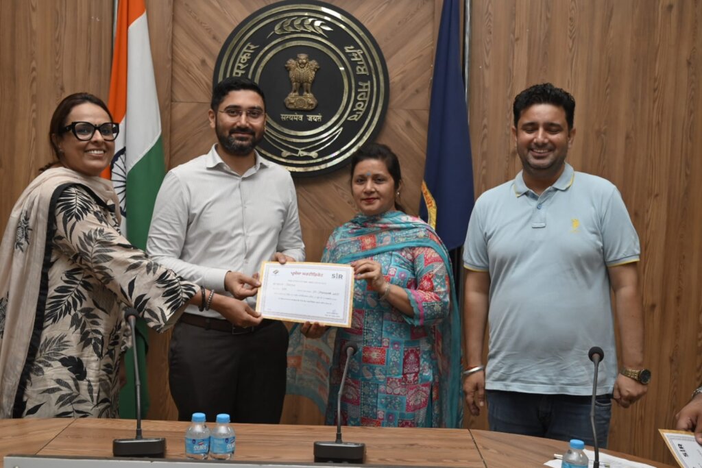 BLO Honoured during ISR : डिप्टी कमिश्नर ने घर-घर सर्वे का सौ फीसदी काम पूरा करने वाले 32 बी.एल.ओ. को किया सम्मानित