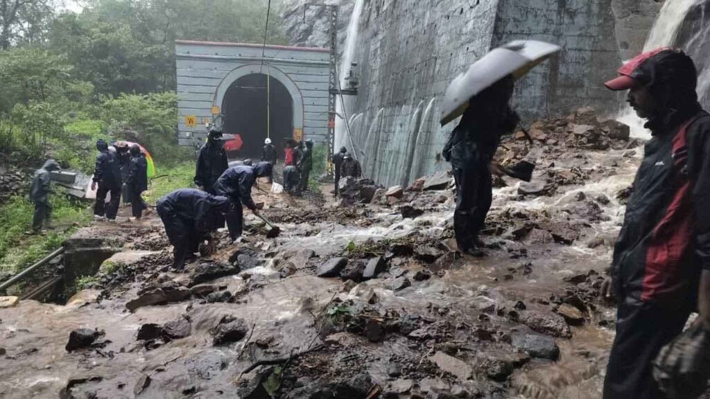Mumbai Rain Alert : मुंबई में बारिश बनी आफत! 10 की मौत, भूस्खलन से हाईवे बंद, स्कूल-कॉलेजों में छुट्टी