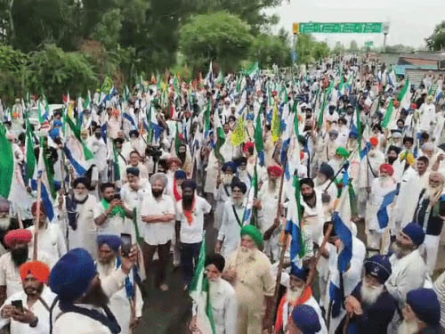 Punjab Farmers Protest : पंजाब के किसानों का दिल्ली कूच, शंभू-खनौरी बॉर्डर सील; शाम को हो सकती है अहम बैठक Punjab Farmers Protest : पंजाब के किसानों का दिल्ली कूच, शंभू-खनौरी बॉर्डर सील; शाम को हो सकती है अहम बैठक